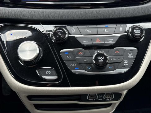 Used 2024 Chrysler Pacifica Touring-L FWD image 11