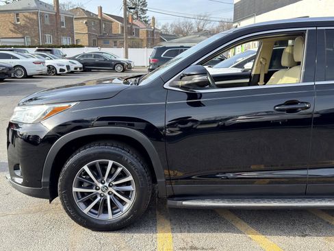 Used 2019 Toyota Highlander XLE image 3