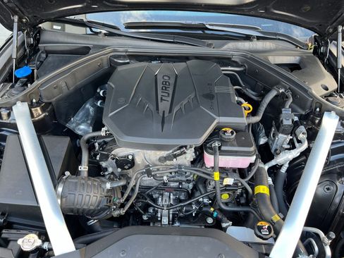 Used 2025 Genesis G70 2.5T image 32