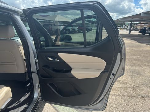 Used 2023 Chevrolet Traverse LT w/ LT Premium Package FWD image 19