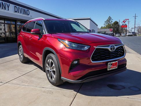 Used 2022 Toyota Highlander XLE image 2