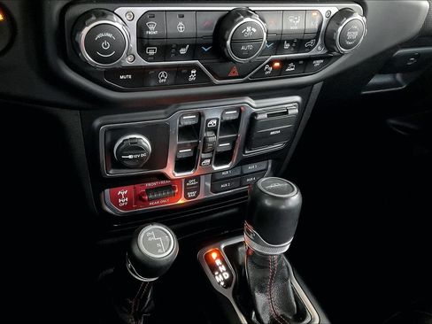 Used 2020 Jeep Gladiator Rubicon w/ Advanced Safety Group AWD/4WD image 15