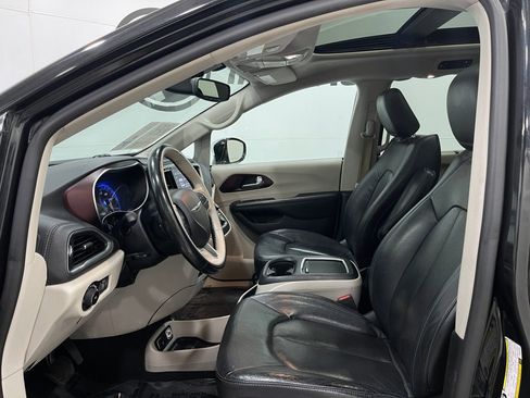 Used 2019 Chrysler Pacifica Limited FWD image 12