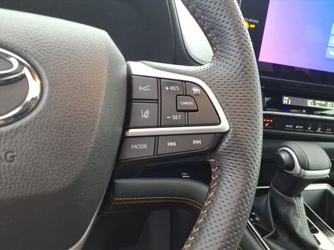 Certified 2025 Toyota Sienna XLE Woodland Edition image 20