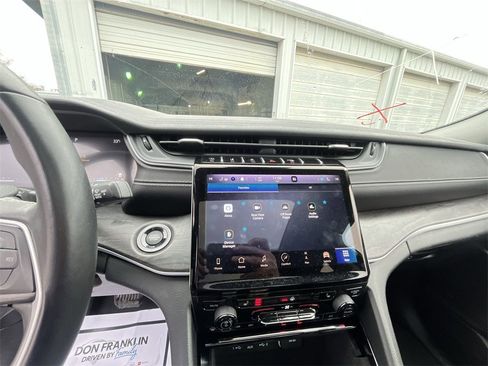 Used 2022 Jeep Grand Cherokee Limited image 16