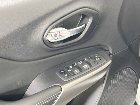 Used 2022 Jeep Cherokee Latitude Lux w/ Mopar Interior Package AWD/4WD image 17