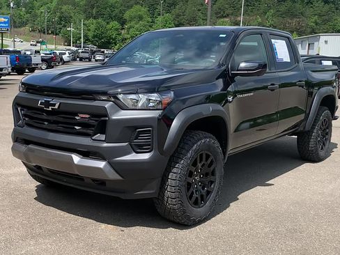 Used 2024 Chevrolet Colorado Trail Boss w/ Technology Package AWD/4WD image 8