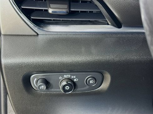 Used 2018 Chevrolet Traverse LT FWD image 11