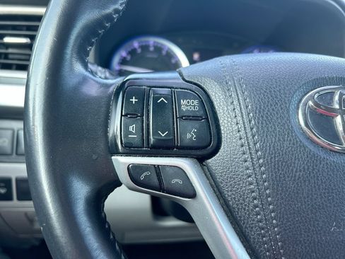 Used 2019 Toyota Highlander XLE FWD image 16