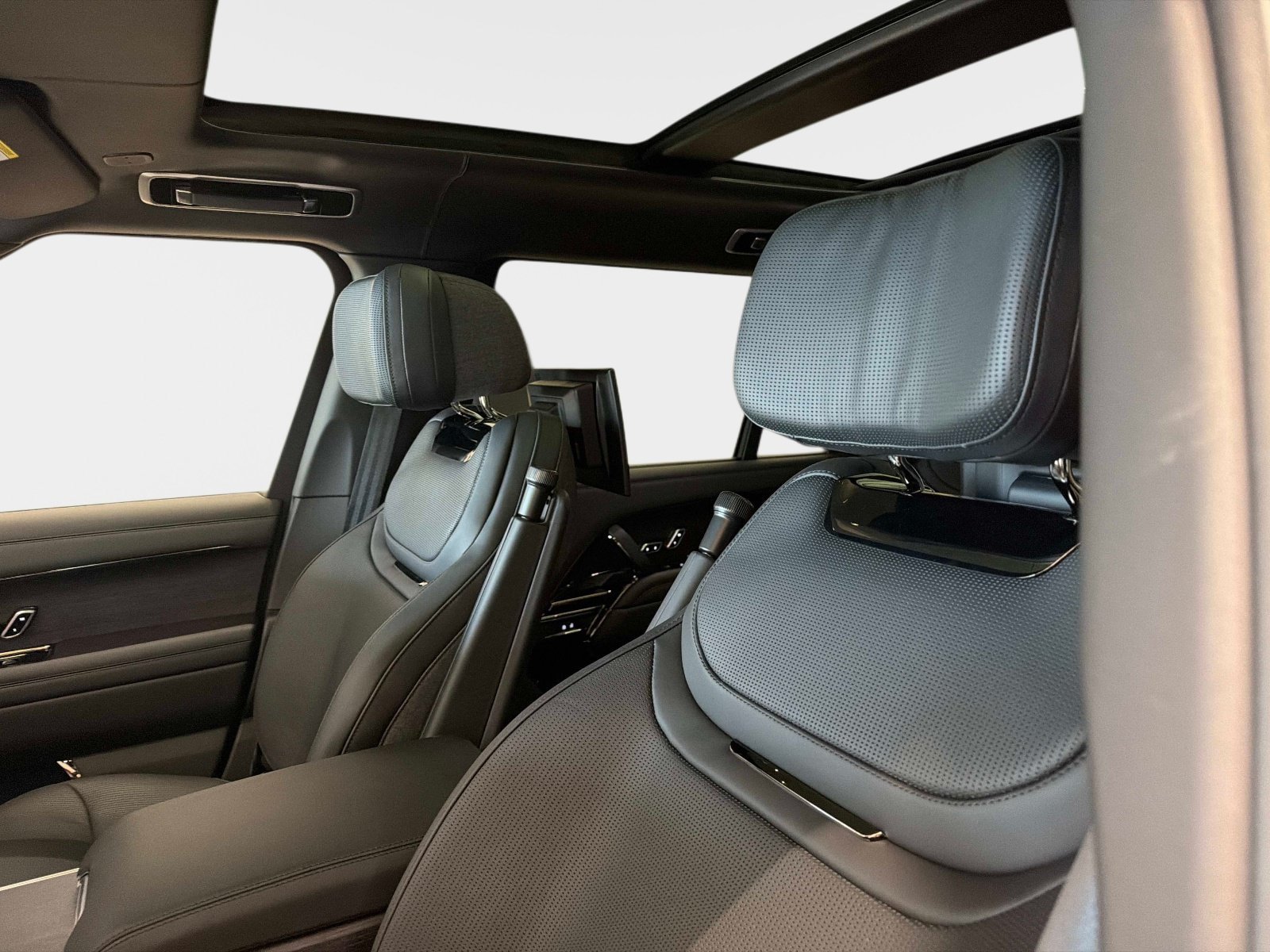 New 2026 Land Rover Range Rover SV AWD/4WD image 24