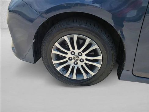 Used 2020 Toyota Sienna XLE w/ Entertainment Package FWD image 26