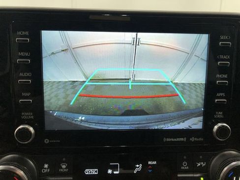 Used 2021 Toyota Highlander XLE image 22