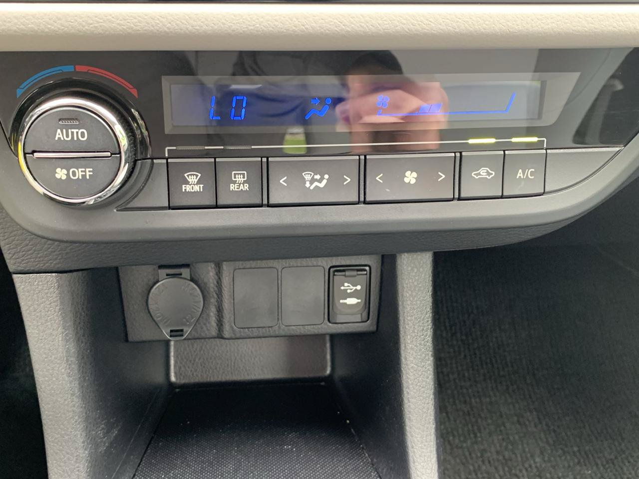 Used 2015 Toyota Corolla LE FWD image 14
