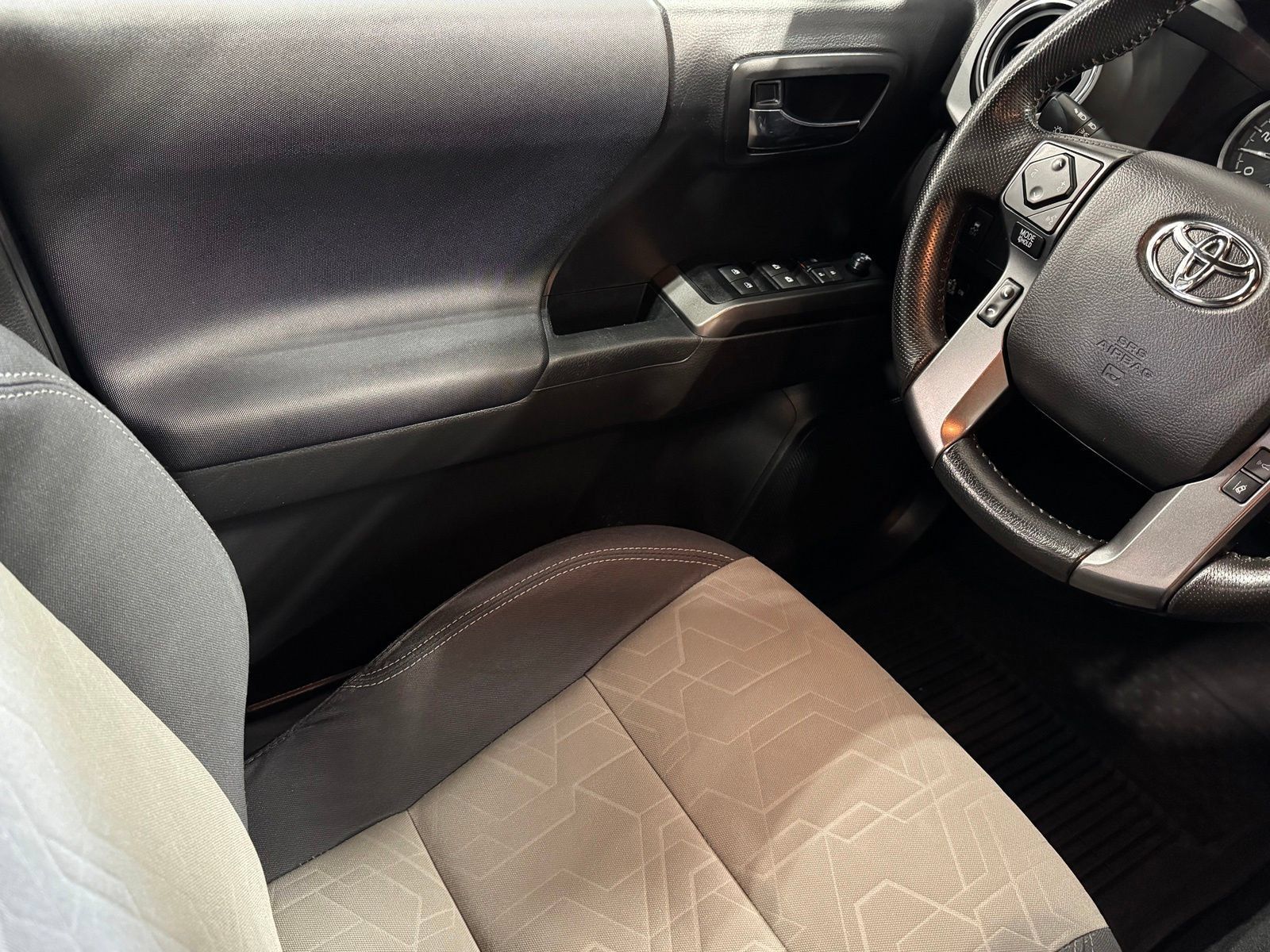 Used 2022 Toyota Tacoma TRD Sport AWD/4WD image 39