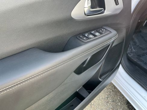 Used 2025 Chrysler Pacifica Limited image 18