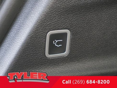 Used 2023 Chrysler Pacifica Limited w/ Uconnect Theater Family Group FWD image 19