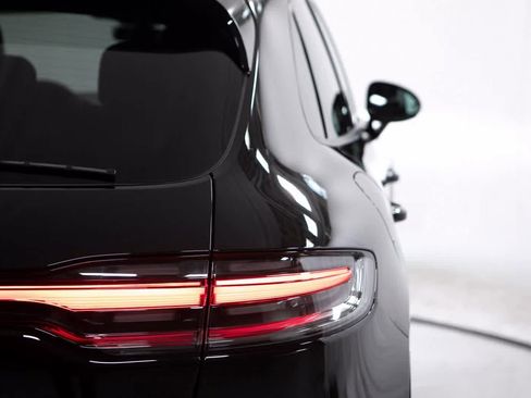 Certified 2025 Porsche Macan image 38