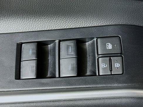 Used 2023 Toyota Highlander XLE image 14