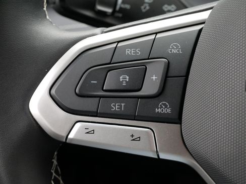 Used 2025 Volkswagen Tiguan SE w/ Panoramic Sunroof Package AWD/4WD image 25