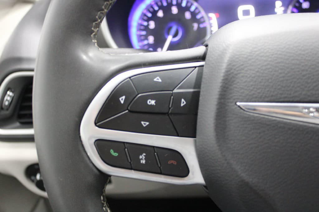 Used 2023 Chrysler Pacifica Touring-L FWD image 39
