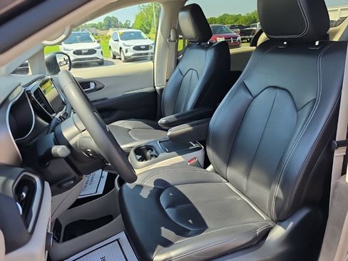 Certified 2023 Chrysler Pacifica Touring-L FWD image 15