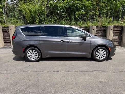 Used 2020 Chrysler Voyager L FWD image 8