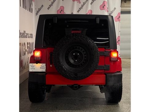 Used 2016 Jeep Wrangler Unlimited Sahara w/ Connectivity Group image 12