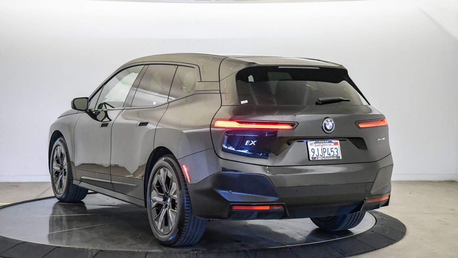 Certified 2024 BMW iX xDrive50 w/ Premium Package AWD/4WD image 2