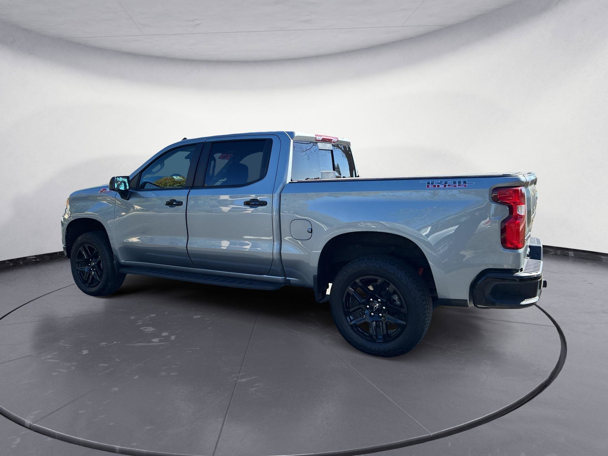 Used 2025 Chevrolet Silverado 1500 LT Trail Boss w/ Convenience Package II AWD/4WD image 4