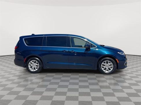 Used 2023 Chrysler Pacifica Touring-L FWD image 4