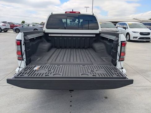 Used 2024 Nissan Frontier SV w/ SV Convenience Package RWD image 12
