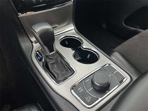 Certified 2022 Jeep Grand Cherokee Laredo X image 25