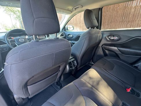 Used 2019 Jeep Cherokee Latitude w/ Popular Appearance Group FWD image 26