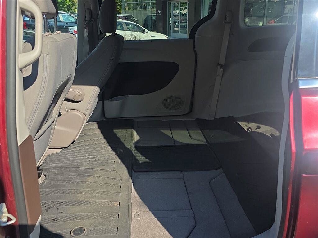 Used 2018 Chrysler Pacifica Touring Plus FWD image 13
