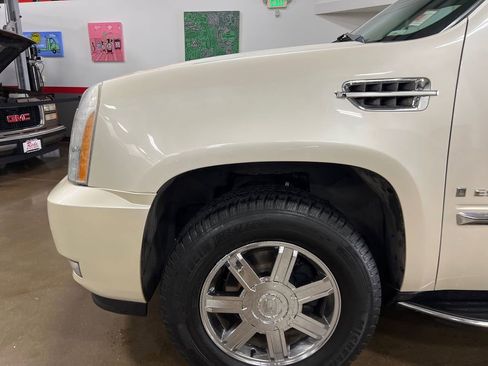 Used 2007 Cadillac Escalade AWD w/ Climate Package image 52
