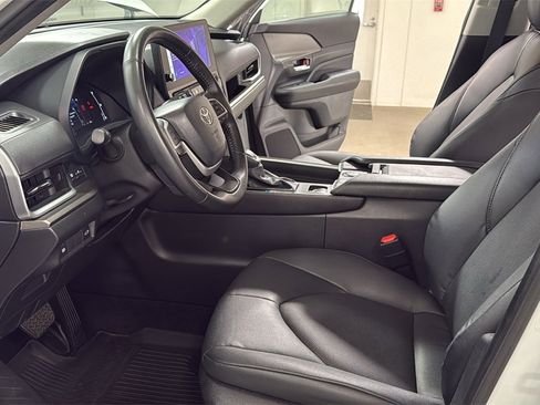 Certified 2024 Toyota Grand Highlander XLE image 12