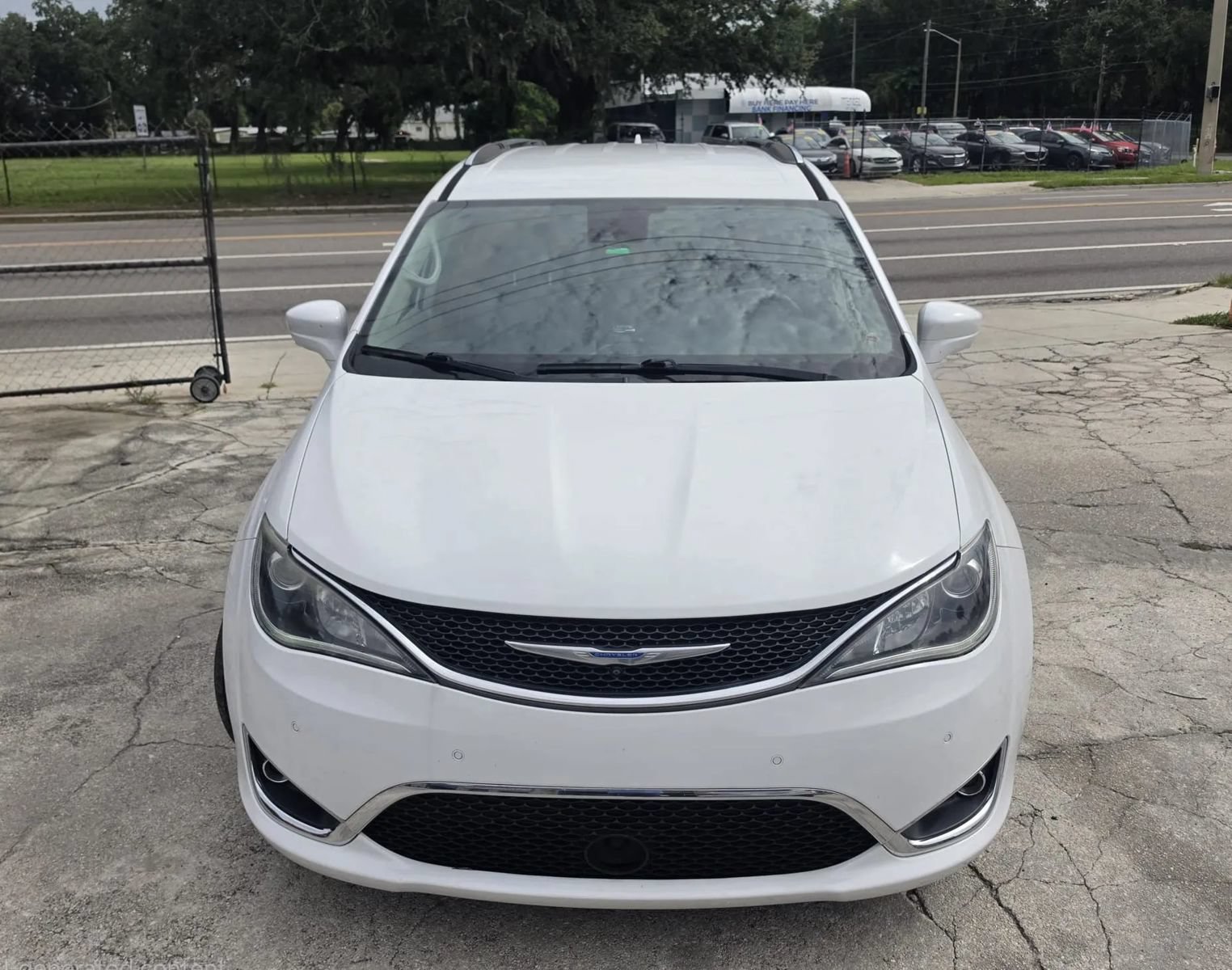 Used 2018 Chrysler Pacifica Touring-L w/ Advanced Safetytec Group FWD image 2