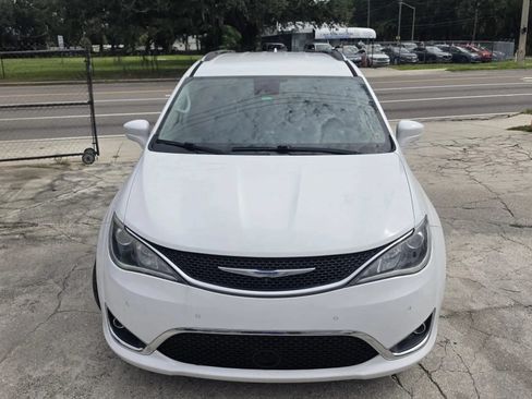 Used 2018 Chrysler Pacifica Touring-L w/ Advanced Safetytec Group FWD image 2