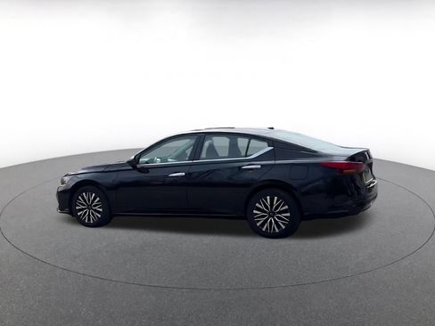 Used 2025 Nissan Altima 2.5 SV image 10