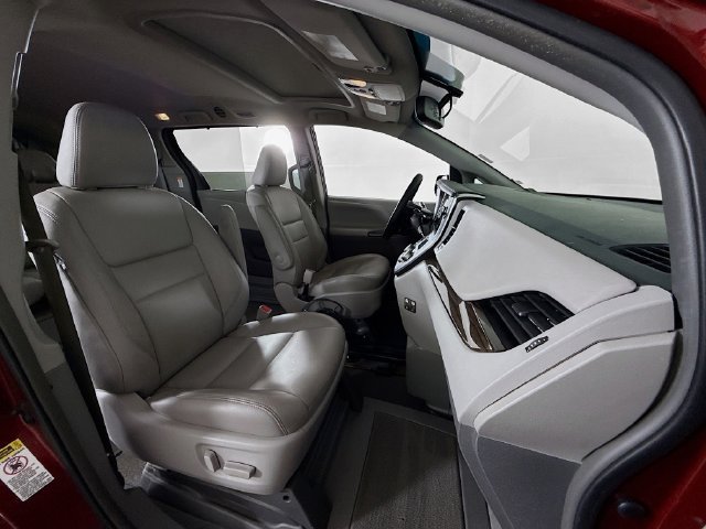 Used 2016 Toyota Sienna XLE w/ XLE Navigation Package FWD image 24