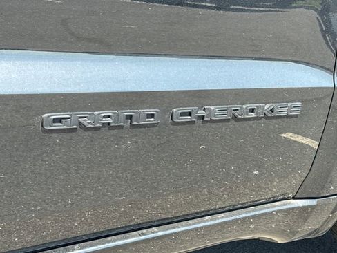 Used 2017 Jeep Grand Cherokee Altitude AWD/4WD image 16
