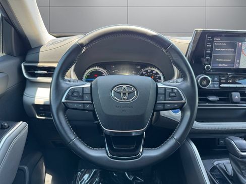 Used 2021 Toyota Highlander XLE AWD/4WD image 13