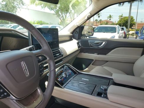 Used 2024 Lincoln Navigator Premiere AWD/4WD image 23