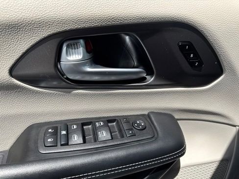 Used 2024 Chrysler Pacifica Touring-L FWD image 21