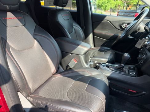 Used 2019 Jeep Cherokee Trailhawk AWD/4WD image 30