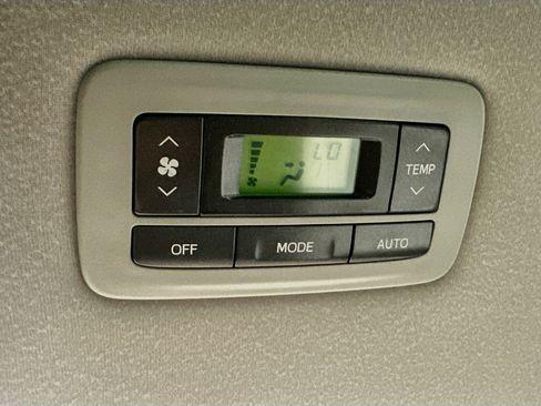 Used 2013 Toyota Sienna XLE FWD image 28