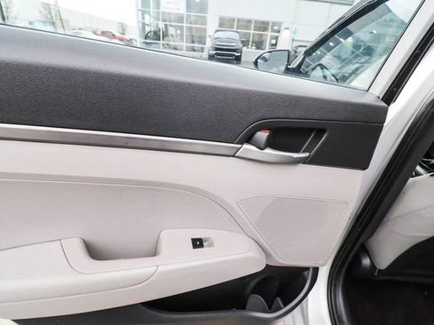 Used 2017 Hyundai Elantra SE image 33