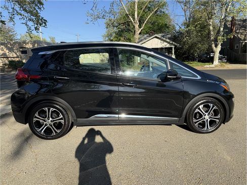 Used 2017 Chevrolet Bolt Premier w/ Driver Confidence II Package FWD image 8