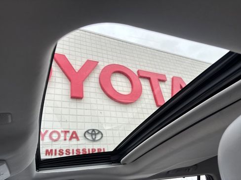 Used 2022 Toyota Highlander XLE image 16