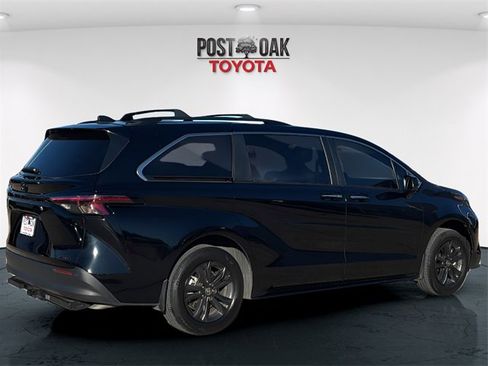 Used 2024 Toyota Sienna XLE Woodland Edition image 7